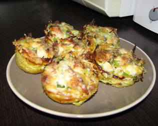 Тарталетки из картофеля с куриным филе под чесночно-сырным соусом