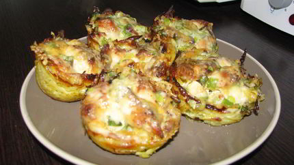 Тарталетки из картофеля с куриным филе под чесночно-сырным соусом