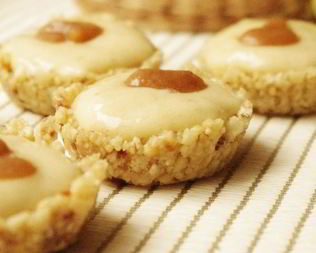 Тарталетки из кешью, банана и фиников