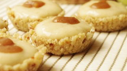 Тарталетки из кешью, банана и фиников