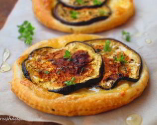 Тарталетки с баклажанами и сыром Бри