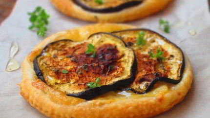 Тарталетки с баклажанами и сыром Бри
