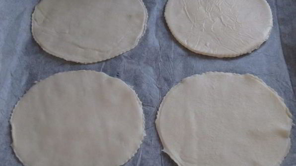 тарталетки с баклажанами и сыром бри