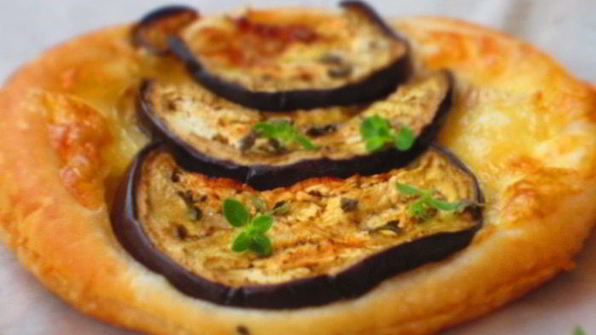 тарталетки с баклажанами и сыром бри