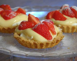 Тарталетки с двойным кремом и клубникой