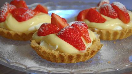 Тарталетки с двойным кремом и клубникой