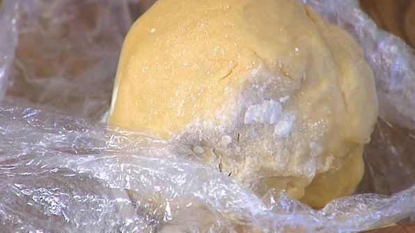 тарталетки с двойным кремом и клубникой