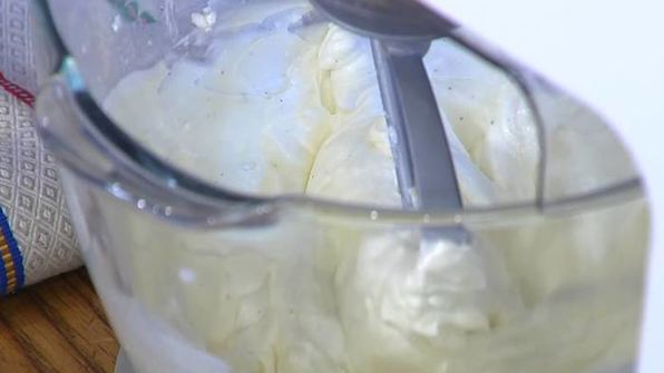 тарталетки с двойным кремом и клубникой