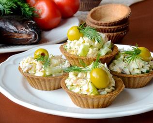 Тарталетки с копченой рыбой и огурцом