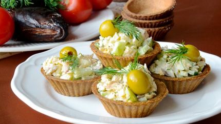 Тарталетки с копченой рыбой и огурцом