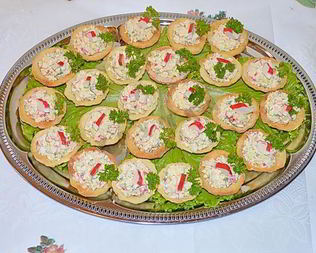 Тарталетки с начинкой из крабовых палочек