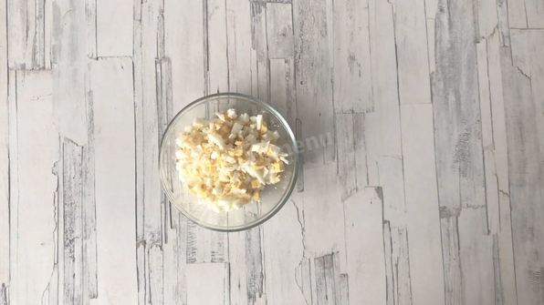 тарталетки с печенью трески и яйцом