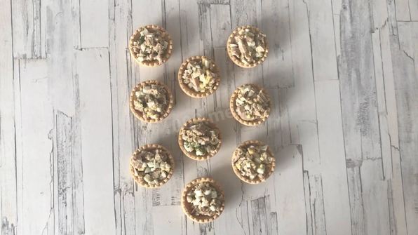 тарталетки с печенью трески и яйцом