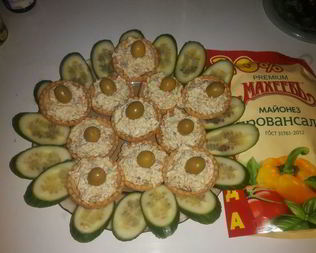 Тарталетки с рыбным салатом