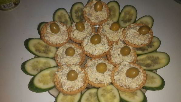 тарталетки с рыбным салатом