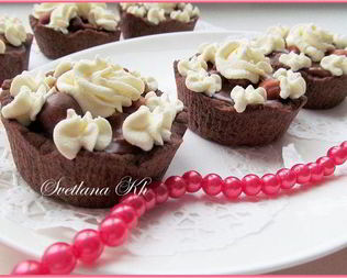 Тарталетки с шоколадно-ореховой карамелью и сливками