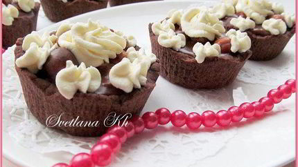 Тарталетки с шоколадно-ореховой карамелью и сливками