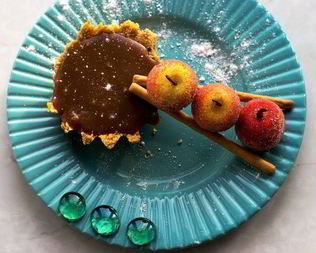 Тарталетки с шоколадным ганашем и карамелью