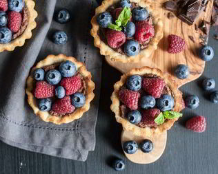 Тарталетки с шоколадным кремом и ягодами