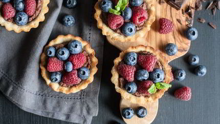 Тарталетки с шоколадным кремом и ягодами