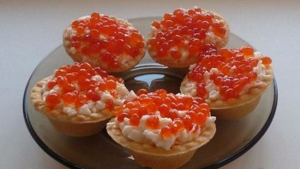 Тарталетки с сыром и икрой