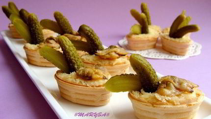 Тарталетки с сыром и копчеными ракушками