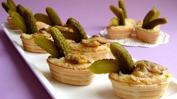 тарталетки с сыром и копчеными ракушками