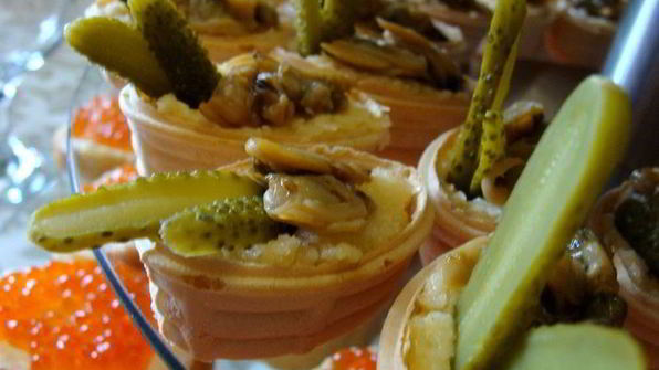 тарталетки с сыром и копчеными ракушками