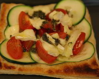 Тарталетки с цукини, помидорами и сыром бри