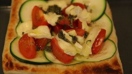 Тарталетки с цукини, помидорами и сыром бри