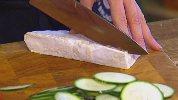 тарталетки с цукини, помидорами и сыром бри