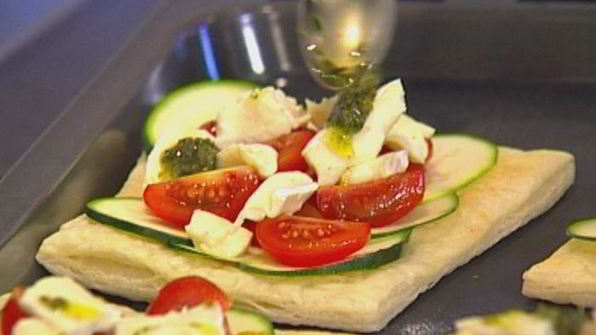 тарталетки с цукини, помидорами и сыром бри