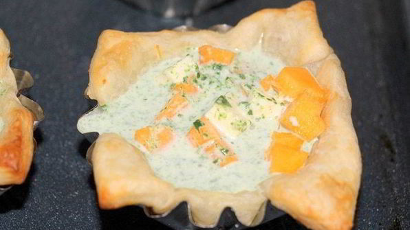 тарталетки с тыквой и фетой в сливочно-шпинатной заливке