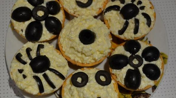 тарталетки с яйцом и сыром