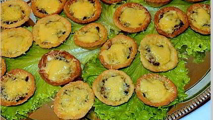 Творожные тарталетки с грибами и сыром