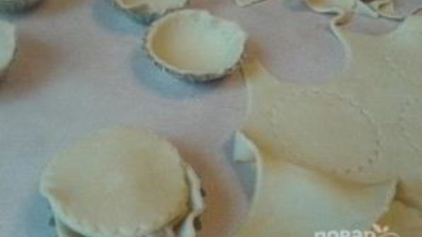 закрытые тарталетки с курицей и грибами