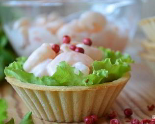 Закуска с креветками в тарталетках