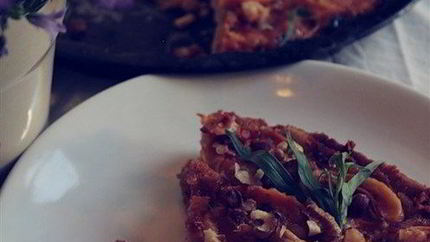 Абрикосовый тарт с медом и орехами