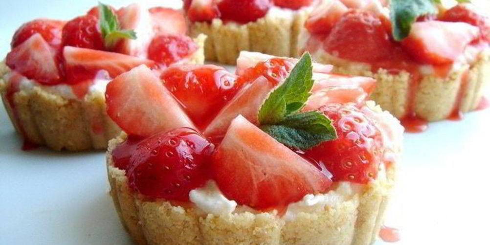 Рецепт клубничного тарта с манным пудингом