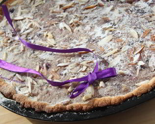 Миндальный тарт с черной смородиной