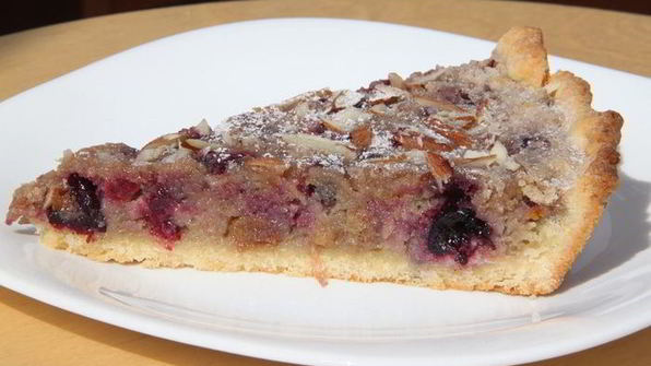 миндальный тарт с черной смородиной