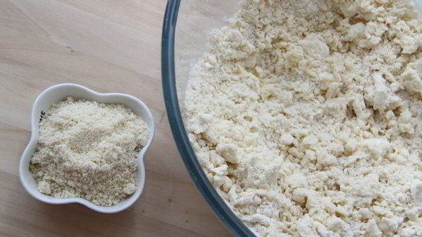 миндальный тарт с черной смородиной