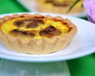 Мини тарты с грибами и пармезаном