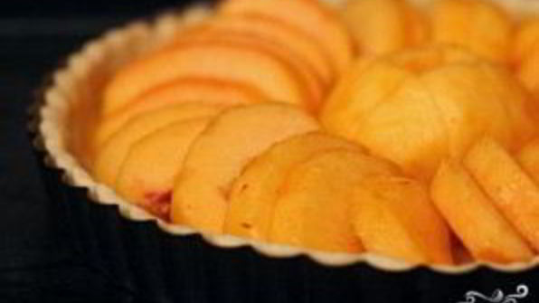 персиковый тарт с посыпкой