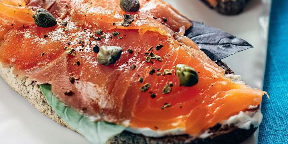Рецепт ржаных тартинок с лососем