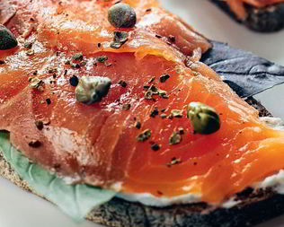 Ржаные тартинки с лососем