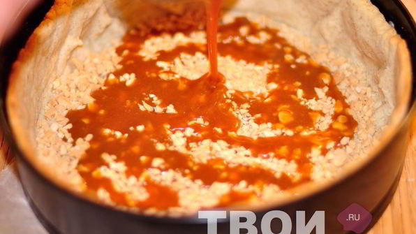 шоколадный тарт с карамелью и соленым арахисом