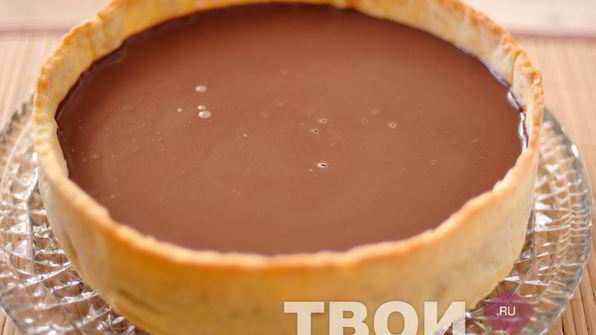 шоколадный тарт с карамелью и соленым арахисом