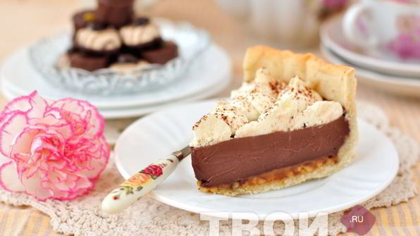 шоколадный тарт с карамелью и соленым арахисом