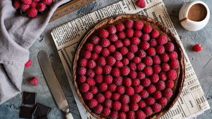 Шоколадный тарт с малиной